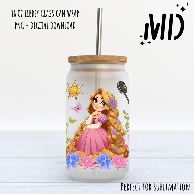 Pu&ograve; includere: Un design di sublimazione per un involucro di lattina di vetro da 473 ml con un'illustrazione di cartone animato di Rapunzel con lunghi capelli biondi, che indossa un vestito rosa e circondata da fiori e farfalle. Il design include anche un sole e una spazzola per capelli.