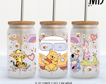 Può includere: Tre involucri per lattine di vetro da 473 ml con Winnie the Pooh e i suoi amici. Il primo involucro presenta Winnie the Pooh e Tigro in un furgone. Il secondo involucro presenta Winnie the Pooh e Maialino in un furgone. Il terzo involucro presenta Winnie the Pooh e Ih-Oh su uno scooter.