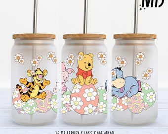 Può includere: Tre involucri per lattine di vetro da 473 ml con Winnie the Pooh e i suoi amici. Gli involucri presentano un tema pasquale pastello con Winnie the Pooh, Piglet, Tigger e Ih-Oh seduti su uova colorate con margherite bianche. Gli involucri sono progettati per lattine di vetro Libbey da 473 ml.