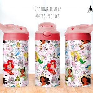 Op de afbeelding: Roze en witte 355 ml beker met een wikkel met Disney-prinsessen. De beker heeft een roze deksel en een herhalend patroon van prinsessenportretten, iconen en tekst. De woorden "12oz Tumbler Wrap Digital Product" staan bovenaan gedrukt.