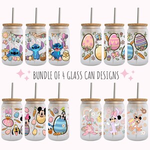 Pode incluir: Conjunto de quatro designs de latas de vidro com ilustrações com tema de Páscoa. Os designs incluem Stitch, Mickey Mouse, Minnie Mouse, Donald Duck, Pateta e um coelho. As latas têm um corpo de vidro transparente com uma tampa de bambu e um canudo de aço inoxidável.