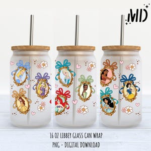 Puede incluir: Envoltura de lata de vidrio esmerilado con retratos de princesas de Disney en marcos ornamentados, adornados con lazos y flores. Cada vaso tiene una tapa de bambú y una pajita plateada. El texto en la parte inferior dice "16 OZ LIBBEY GLASS CAN WRAP PNG - DIGITAL DOWNLOAD."
