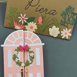 Tarjeta de felicitación personalizada con forma de puerta y flores hecha a mano
