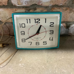 以下が含まれることがあります： クリーム、ライトグレー、ダークグレーの3色の、斑点のあるマット仕上げのセラミックマグのセット。各マグはシンプルでミニマルなデザインで、コーヒーや紅茶に最適です。