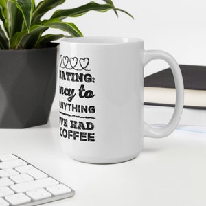 Puede incluir: Taza de café de cerámica blanca con texto negro que dice "Relating: Easy to anything I've had coffee".