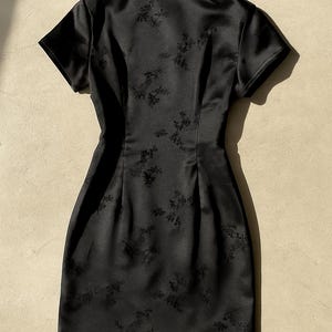 Schwarz Seide Satin Qipao Kleid: Eleganter Stehkragen Cheongsam