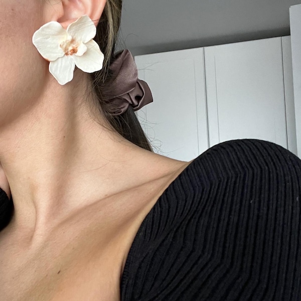 Mini orchid earrings in ecru