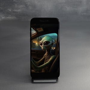 Alien in a Car Phone Tablet Wallpaper, digitale Datei PNG, Neuheit, virtueller Hintergrund iPhone Hintergrund, Mobile Geräte, iPhone, iPad, Sci-fi