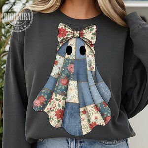 Op de afbeelding: Een donkergrijze sweatshirt met een patchwork spookontwerp. Het spook heeft een bloemenstrik en een patchwork lichaam met denim en bloemenpatronen. Het ontwerp bevat rode poinsettia's en rozen. De sweatshirt is een comfortabele, casual stijl.