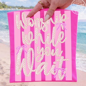 Peut inclure: Panneau en bois fait à la main avec l'inscription "Welcome to our home" dans un style manuscrit. Le panneau est peint en blanc avec une finition vieillie et une bordure marron foncé. Il mesure environ 30 cm de large et 15 cm de haut.