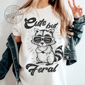 Niedlich aber wild Lustig Waschbär Sarkastisch Snarky Png Lustiger Waschbär Erwachsene Humor Lustiges sarkastisches Zitat Png Vintage-Shirt Retro png