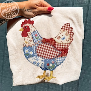 Op de afbeelding: Een crèmekleurige keukendoek met een patchwork kippenontwerp. De kip is samengesteld uit verschillende stofpatronen in rood, blauw en wit, met bloemen- en ruitdetails. De kip heeft een rode kam en lellen, een gele snavel en poten.
