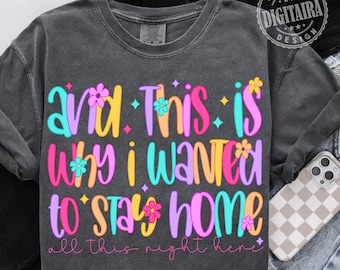 Pode incluir: Camiseta cinza escuro de manga comprida com o texto "avid. This is why I wanted to stay home" em letras coloridas e decoradas com flores. A camiseta também tem o texto "all this night here". Um design da DIGITAIRA.