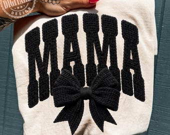 Coquette Mama png, haaknaaldgaren nepstijl, gezellige bruine gebreide letters, handgemaakt getuft sublimatieontwerp, trendy moedershirt png