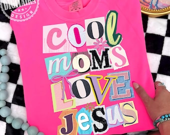 Jesús PNG, Camiseta retro de Jesús PNG, Cristiano PNG, Diseño genial de "Mamás aman a Jesús" PNG, Versículo bíblico PNG, Fe PNG, Camiseta cristiana de moda para mamás PNG