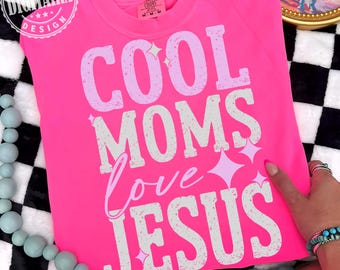 Jesús PNG, Camiseta retro de Jesús PNG, Cristiano PNG, Diseño genial de "Mamás aman a Jesús" PNG, Versículo bíblico PNG, Fe PNG, Camiseta cristiana de moda para mamás PNG
