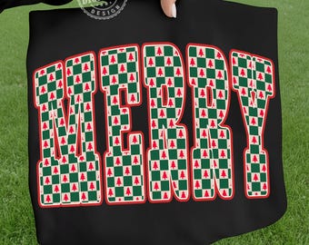 Può includere: Borsa tote nera con la scritta "MERRY" a caratteri grandi e in grassetto. Le lettere sono riempite con un motivo di alberi di Natale rossi su uno sfondo a scacchi verde e bianco, delineato in rosso. La borsa è tenuta su erba verde.