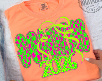 Graduado 2026 PNG, Diseño de camiseta neón para graduados, Clase de 2026 PNG, Mamá preppy de último año PNG, Graduación floral rosa de la escuela secundaria