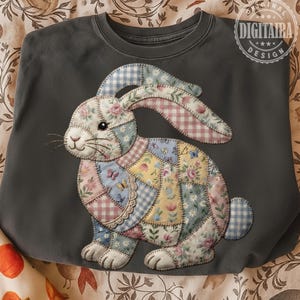 Pode incluir: Uma caneca de cerâmica branca com uma alça preta e o texto "But First, Coffee" em negrito preto. A caneca está sobre um fundo desfocado, sugerindo um ambiente acolhedor.