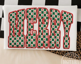 Può includere: Un cuscino bianco con la scritta "MERRY" ricamata in rosso. Le lettere sono riempite con un motivo a scacchi verdi e bianchi e piccoli alberi di Natale rossi. Il cuscino è su una superficie bianca.
