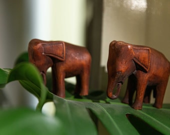 Ensemble de deux éléphants en bois Figurines primitives africaines Idée cadeau en bois Art Handmade Home Decor vintage Figurine sculptée Statue sculptée