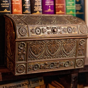 Antiguo escritorio con caja de latón en relieve, papelería o buzón pequeño c1880