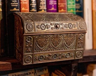 Papeterie de type bureau avec boîtier en laiton gaufré antique ou petite boîte aux lettres c1880