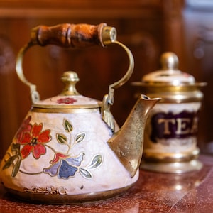 Ensemble de théière et pot à thé en laiton antique avec fleurs en émail, bouilloire, théière avec couvercle, bouilloire, décoration de cuisine rétro, cadeau de collection