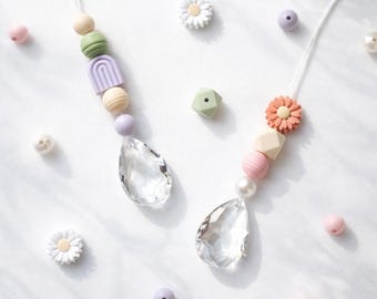 10x DIY Bastelset Sonnenfänger Kristall 38mm – Set aus Silikonperlen, Faden und Kristallen - Gänseblümchen Grün Lila
