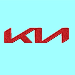 Op de afbeelding: Rood geborduurd Kia-logo op een lichtblauwe achtergrond. Het logo toont de letters "K" en "I" in een gestileerd, hoekig ontwerp. Het borduurwerk heeft een getextureerd uiterlijk.