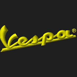 Puede incluir: Logotipo de Vespa amarillo bordado sobre fondo negro. La escritura Vespa está en una fuente cursiva estilizada con efecto 3D. El símbolo de marca registrada es visible.