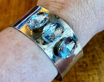 Pulsera vintage Cleopatra de Sarah Coventry, brazalete ancho con incrustaciones de piedras azules