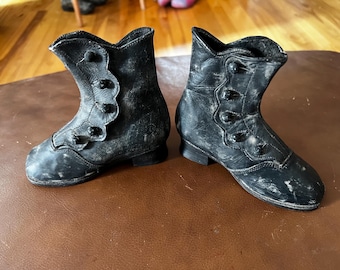 Zapatos antiguos victorianos para niños. Calzado de bebé coleccionable.