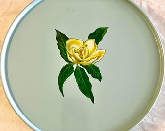 Plato circular de metal MCM con magnolias vintage (juego de 8)