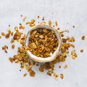 Ambachtelijke granola, gebakken muesli met quinoa, lupine, linzen, boekweitvlokken, kurkuma en nog veel meer.
