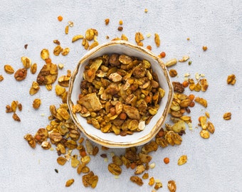 Ambachtelijke granola, gebakken muesli met quinoa, lupine, linzen, boekweitvlokken, kurkuma en nog veel meer.