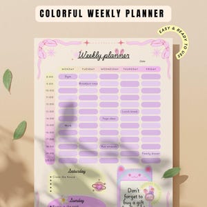 Puede incluir: Un planificador semanal colorido con un diseño en morado claro y rosa. El planificador incluye secciones para cada día de la semana, con franjas horarias de 8:00 a 20:00. El planificador también tiene una sección para actividades de sábado y domingo. El texto "¡No olvides comprar un regalo para Sarah!" está incluido.