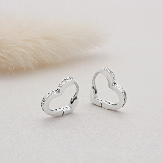 Un ensemble de collier ras de cou et boucle d'oreille clip en