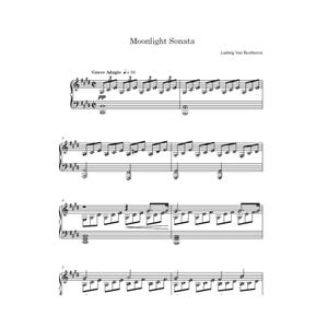 Può includere: Spartito in bianco e nero della "Sonata al chiaro di luna" di Beethoven. Il titolo e il nome del compositore sono in alto. La pagina è piena di notazione musicale, tra cui note, pause e indicazioni dinamiche come "pp" e tempo "Grave Adagio".