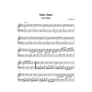 Puede incluir: Partitura de "Twinkle Twinkle Little Star" en tinta negra sobre papel blanco. El título está en la parte superior, con notas musicales y símbolos dispuestos en líneas horizontales. También está presente la palabra "Tradicional".