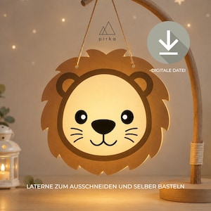 Op de afbeelding: Een ronde, lichtbruine papieren lantaarn met een leeuwengezicht met donkerbruine oren, zwarte ogen, een zwarte neus en snorharen. De lantaarn hangt aan een houten standaard en bevat de tekst pirka, een downloadpictogram en de tekst DIGITALE DATEI LATERNE ZUM AUSSCHNEIDEN UND SELBER BASTELN.