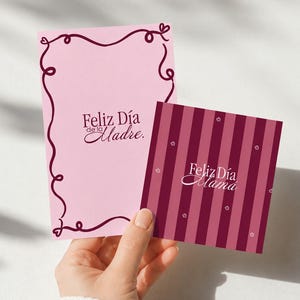 Puede incluir: Una tarjeta rectangular de color rosa claro con un borde granate en espiral y el texto Feliz Día de la Madre, junto a una tarjeta cuadrada granate con rayas verticales, pequeños iconos de flores blancas y el texto Feliz Día Mamá.