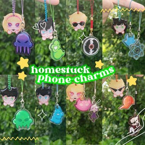 Peut inclure: Collection de breloques de téléphone Homestuck avec divers motifs de personnages. Les breloques sont en acrylique transparent et comprennent des images de personnages, un disque vinyle et d'autres éléments thématiques. Les breloques sont suspendues par des cordons colorés.