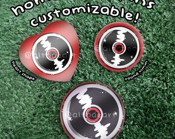 Pode incluir: Três pins Homestuck personalizáveis com um gráfico de disco de vinil preto e centro vermelho. Um pin tem formato de coração, um é redondo de 44 mm e um é redondo de 58 mm. O texto diz homestuck pins customizable, heart shape, round 44mm, round 58mm.