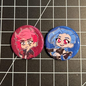 アーケイン ボタン ピンバッジ (Vi と Jinx)