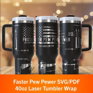 Könnte beinhalten: Schwarze 1,18-Liter-Laser-Becherhülle mit weißem Deckel und Griff. Der Becher hat ein Design mit einer amerikanischen Flagge, Kugeln und dem Text "Faster Pew Pewer". Der Becher hat einen Strohhalm und ist für Getränke konzipiert.