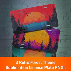 Può includere: Tre targhe con un tema forestale retrò. Ogni targa presenta un tramonto, alberi e montagne in colori vivaci. Le targhe sono impilate, con il testo "3 Retro Forest Theme Sublimation License Plate PNGs" in basso.