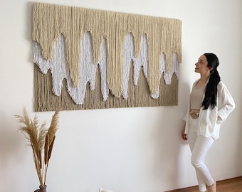 Arte mural contemporáneo en capas de fibra, tapiz mural de macramé extragrande, tapiz abstracto de hilo textil color crudo, obra de arte de lujo hecha a mano "ICICLE".