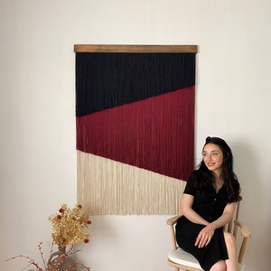 Tapiz de pared grande de macramé geométrico, tapiz de hilo burdeos y negro.