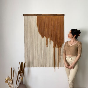 Tapiz mural de fibra color mostaza, tapiz abstracto de macramé fluido, decoración de hilo en capas color camel, tapiz textil moderno hecho a mano.